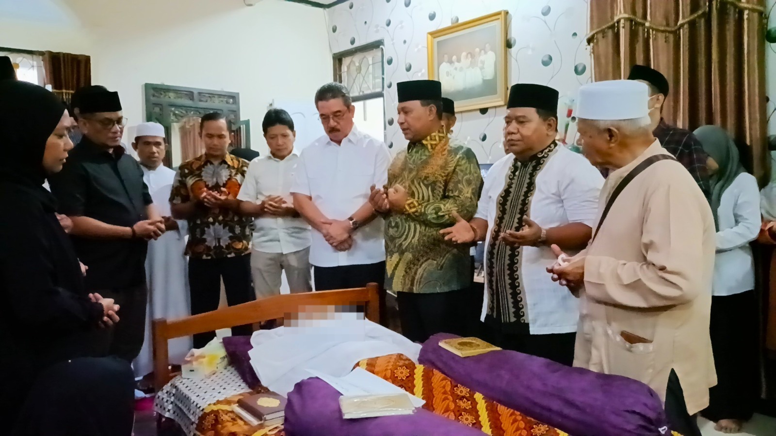 Gubernur Maluku Hendrik Lewerissa (hitam putih), diapit Sekda Maluku Sadali Ie (kiri) dan Wakil Gubernur Maluku Abdullah Vanath (kanan)