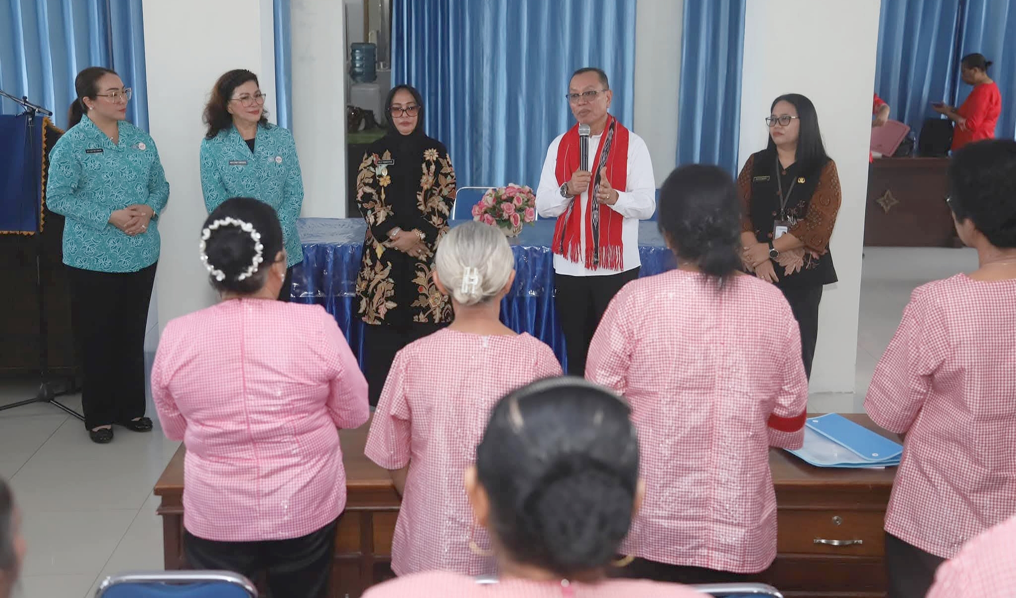 Para siswa Sekolah Lansia "Ceria" senang mendengar arahan dari Viktor Hasiholan Siburian 